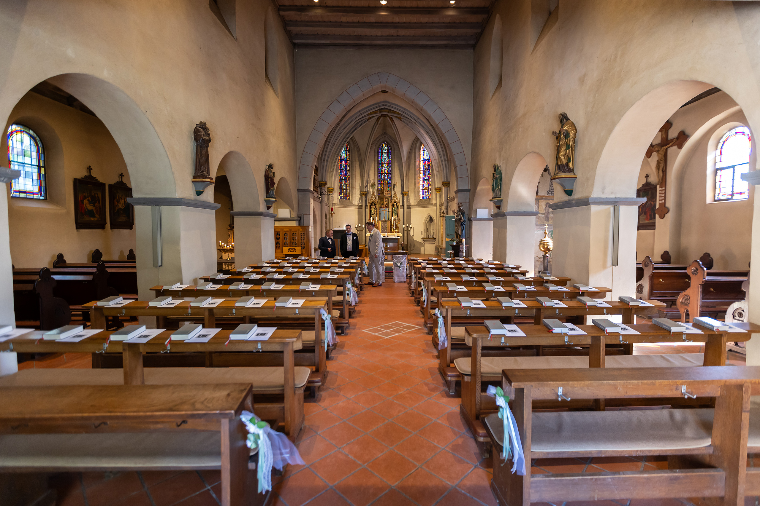 Farbaufnahme einer festlich dekorierten Kirche